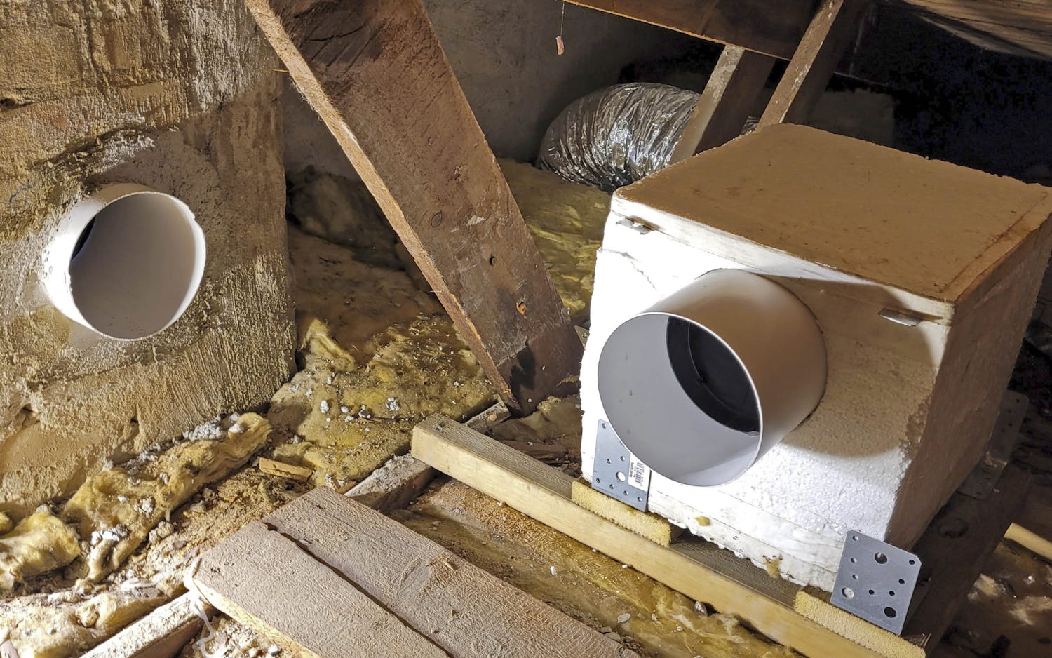 Emhætten på loftet Flyt emhættens larm op på loftet